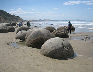 Moeraki-Boulders-Beach-02.jpg