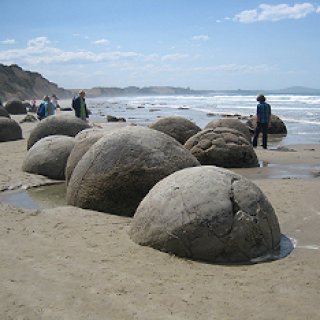 Moeraki-Boulders-Beach-02